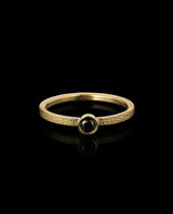 Auksinis žiedas su juodu deimantu