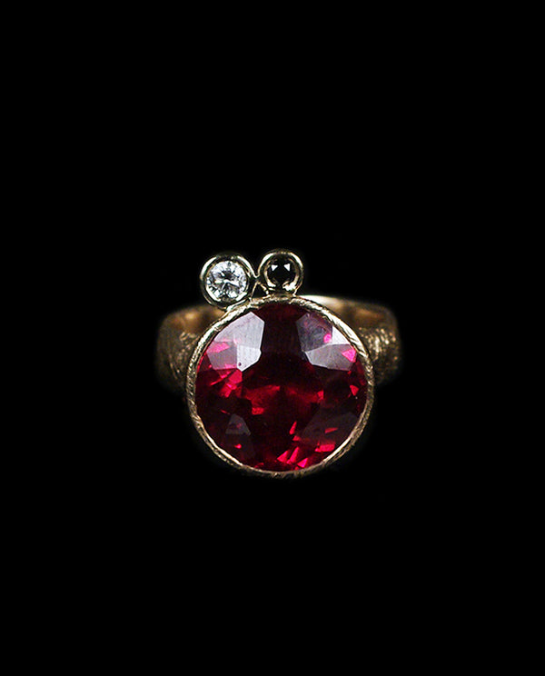 Auksinis žiedas su rubinu ir deimantais "Red Carpet"