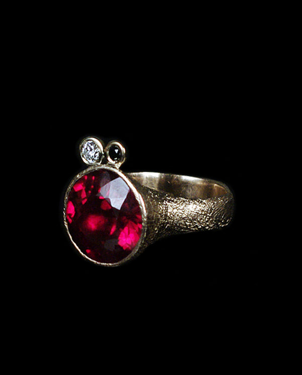 Auksinis žiedas su rubinu ir deimantais "Red Carpet"