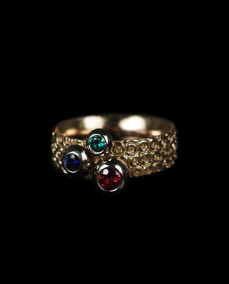 Auksinis žiedas su smaragdu, rubinu ir safyru "Life is sweet"