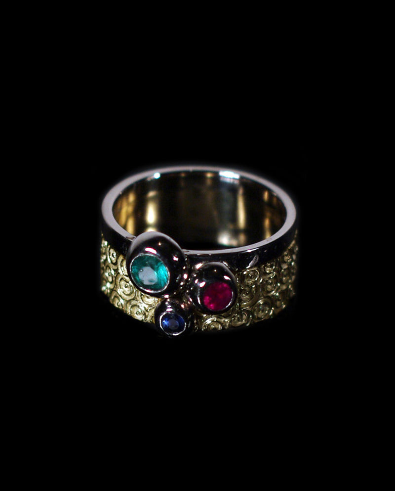 Auksinis žiedas su smaragdu, safyru ir rubinu "Life is sweet"