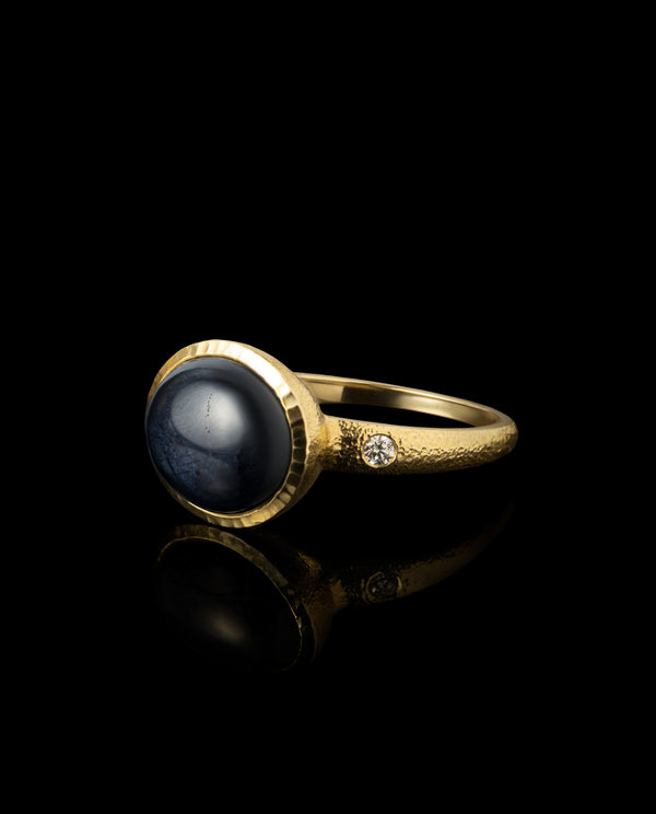 Auksinis žiedas su žvaigždiniu safyru ir deimantais