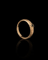 Auksinis žiedas juodu deimantu "Gyvenu"