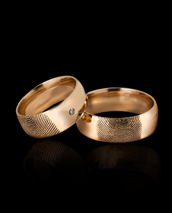Raudono aukso vestuviniai žiedai su deimantu ir pirštų antspaudais