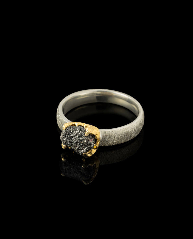 Sidabrinis auksuotas žiedas su neapdorotu deimantu