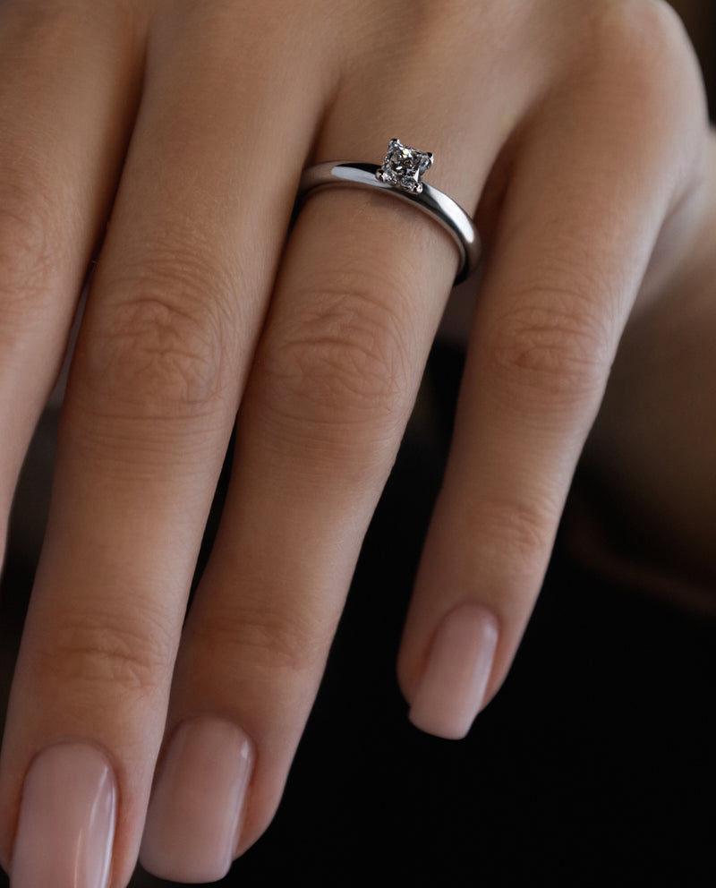 Auksinis sužadėtuvių žiedas su princess-cut deimantu