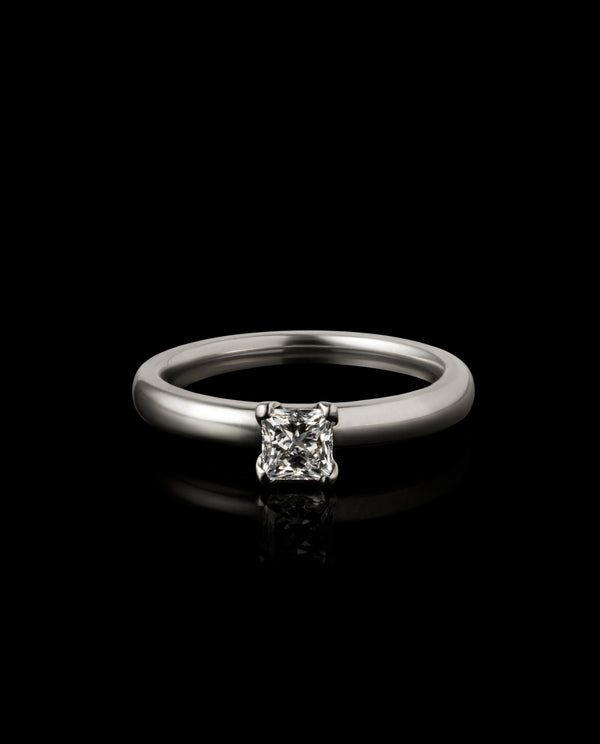 Auksinis sužadėtuvių žiedas su princess-cut deimantu