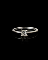 Auksinis žiedas su princess-cut deimantu