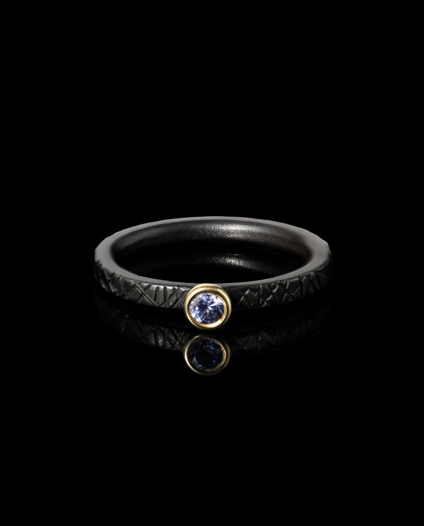 Titano žiedas su auksu ir violetiniu safyru
