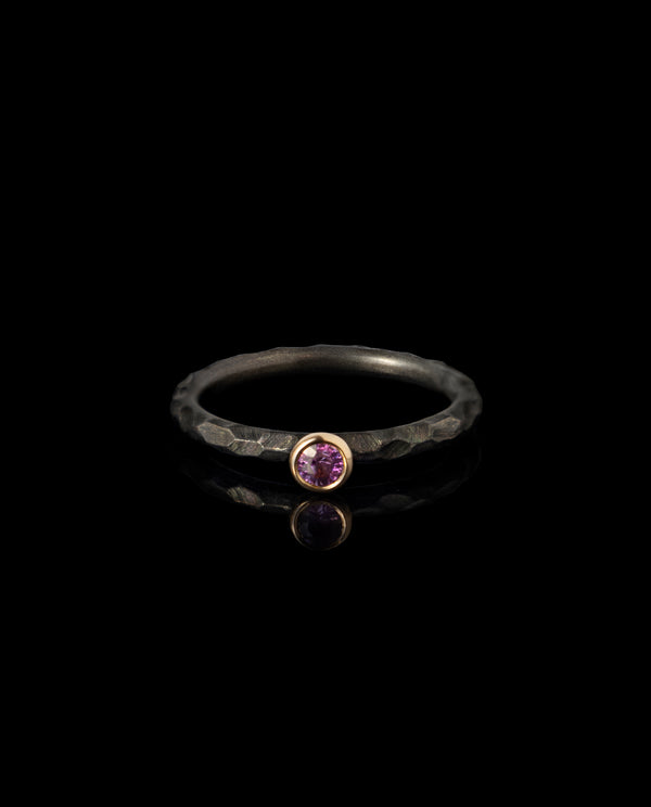Titano žiedas su auksu ir rožiniu safyru