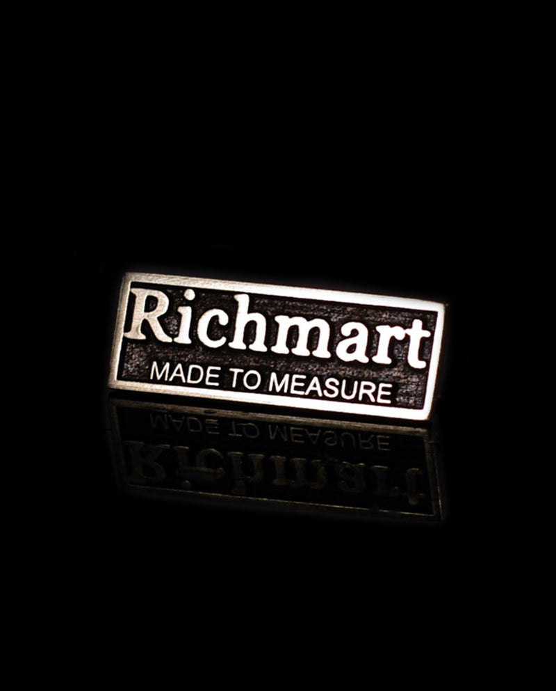 Auksinis ženkliukas su logotipu "Richmart"