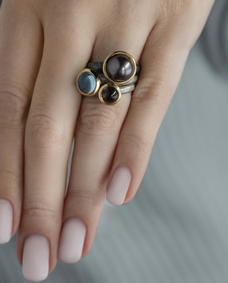 Sidabrinis žiedas su auksu ir juodu perlu "Juodo perlo uoga"
