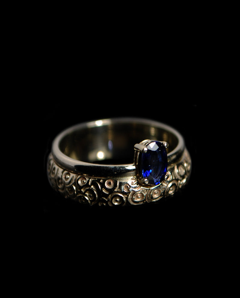 Auksinis žiedas su safyru "Gyvenu didingai"