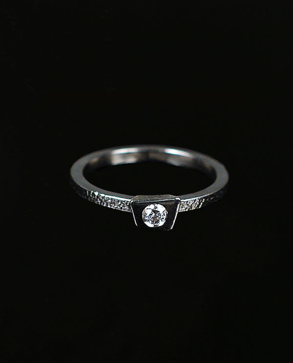 Auksinis žiedas su deimantu "Trapecija"