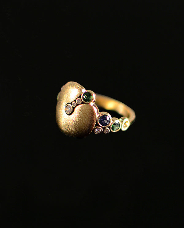 Auksinis žiedas su deimantais, safyrais ir granatais tsavoritais "Apple"