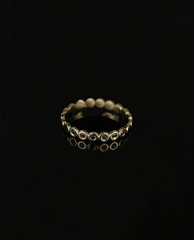 Auksinis žiedas su juodais deimantais "Each&other"