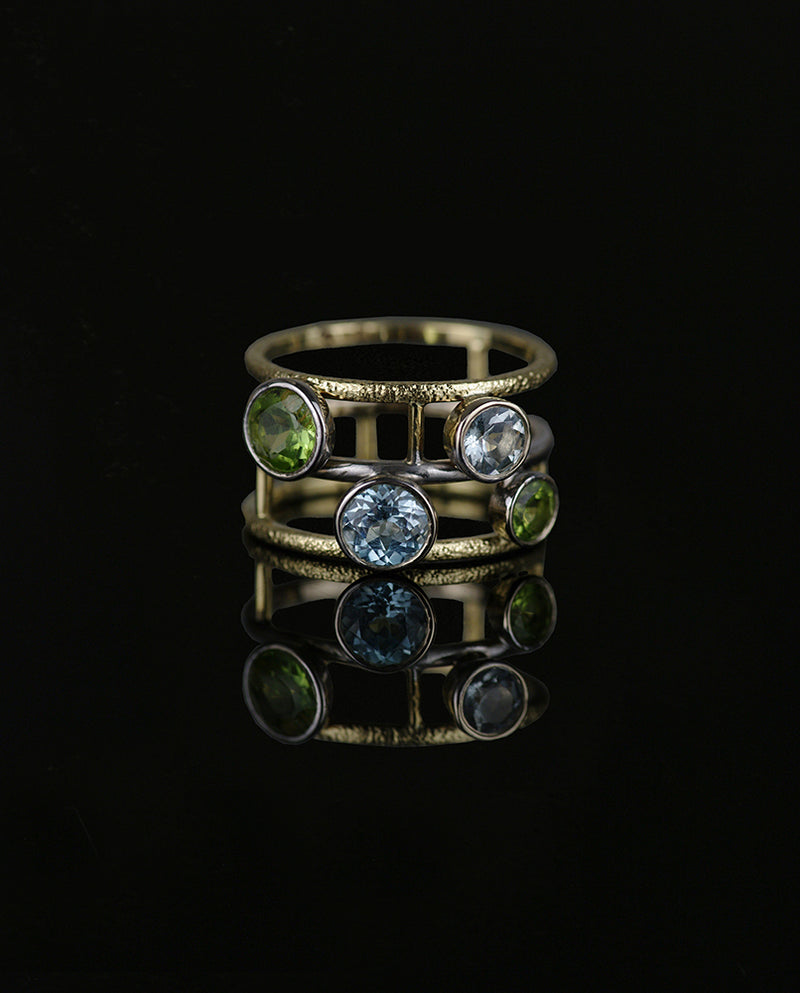 Auksinis žiedas su peridotais, topazu ir akvamarinu "Keturi"