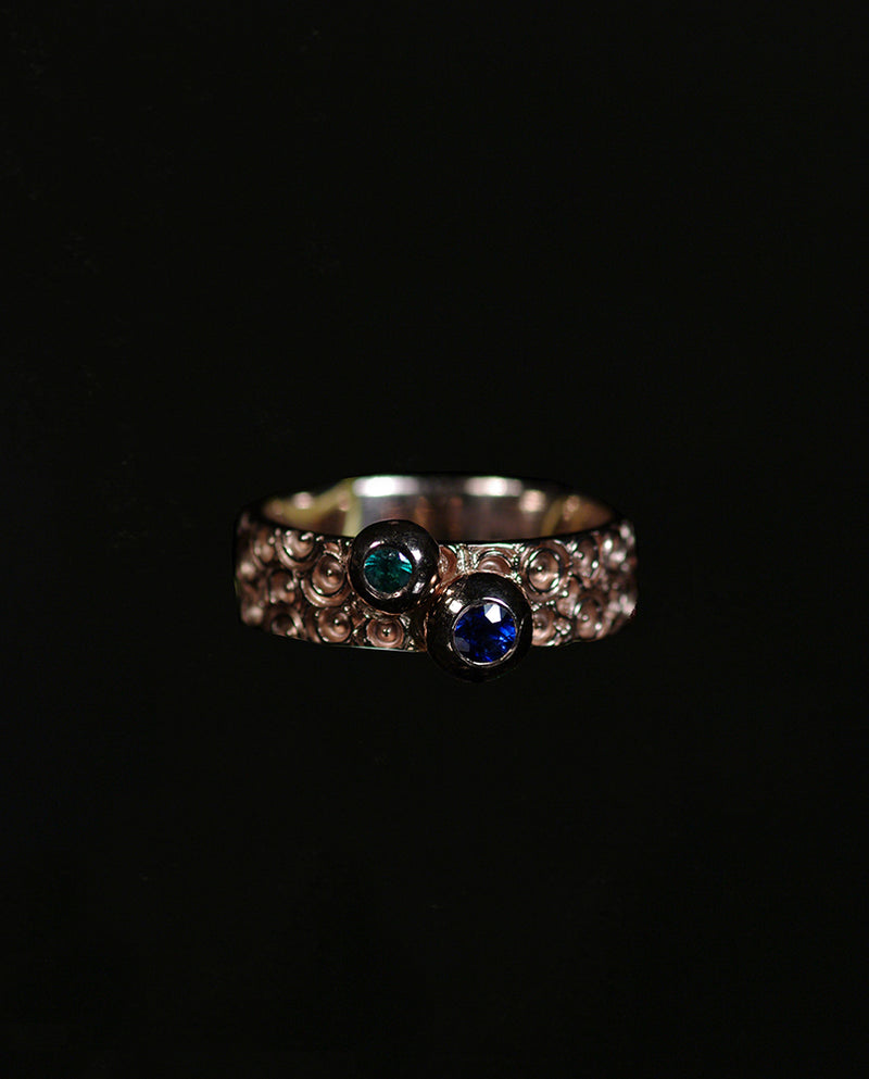 Auksinis žiedas su safyru ir smaragdu "Gyvenu"
