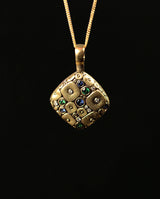Auksinis pakabukas su deimantais, safyrais ir granatais tsavoritais "Soft Mosaic"