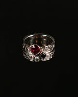 Auksinis žiedas baltais, juodais deimantais ir rubinais "Gyvenimas toks saldus"