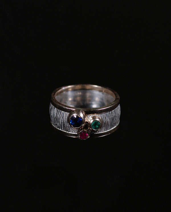 Sidabrinis žiedas su auksu, safyru, smaragdu ir rubinu "Lietuje"