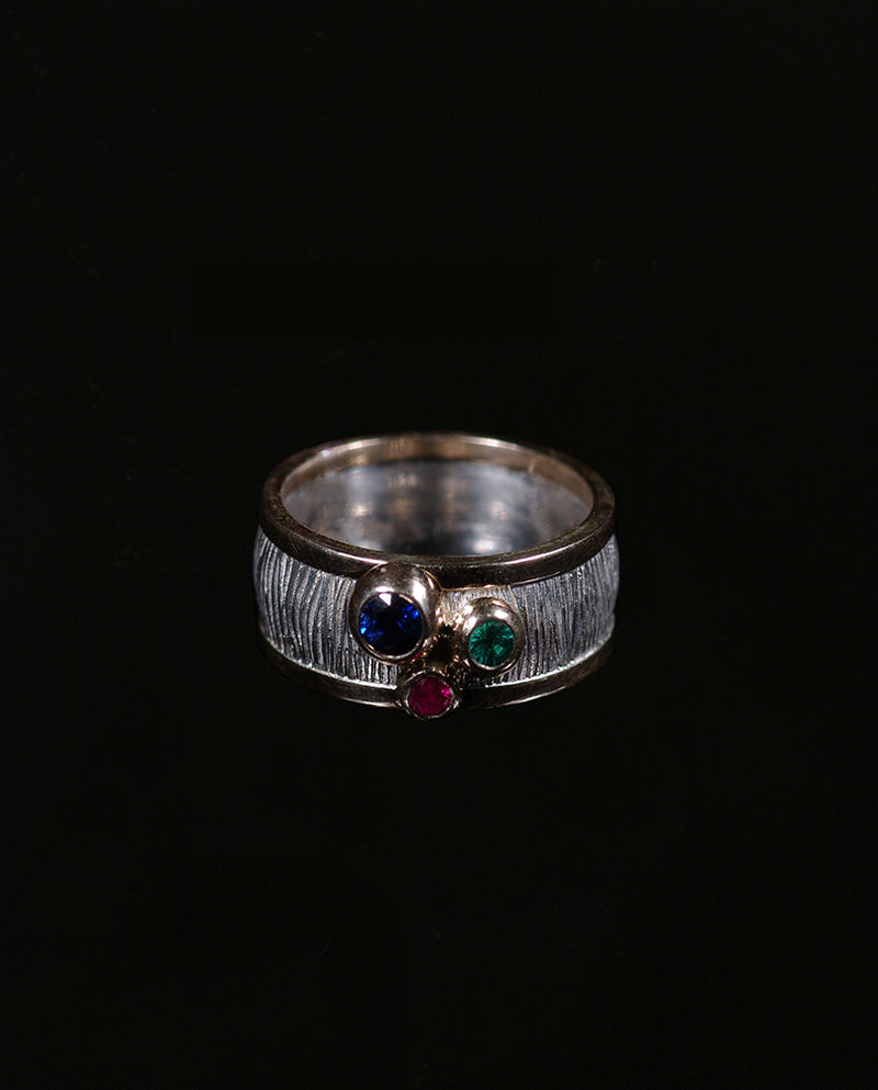 Sidabrinis žiedas su auksu, safyru, smaragdu ir rubinu "Lietuje"