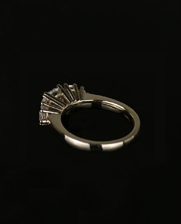 Auksinis žiedas su deimantu "Sniego karalienė"