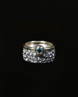Sidabrinis žiedas su auksu ir mėlynu deimantu "Malonios permainos"