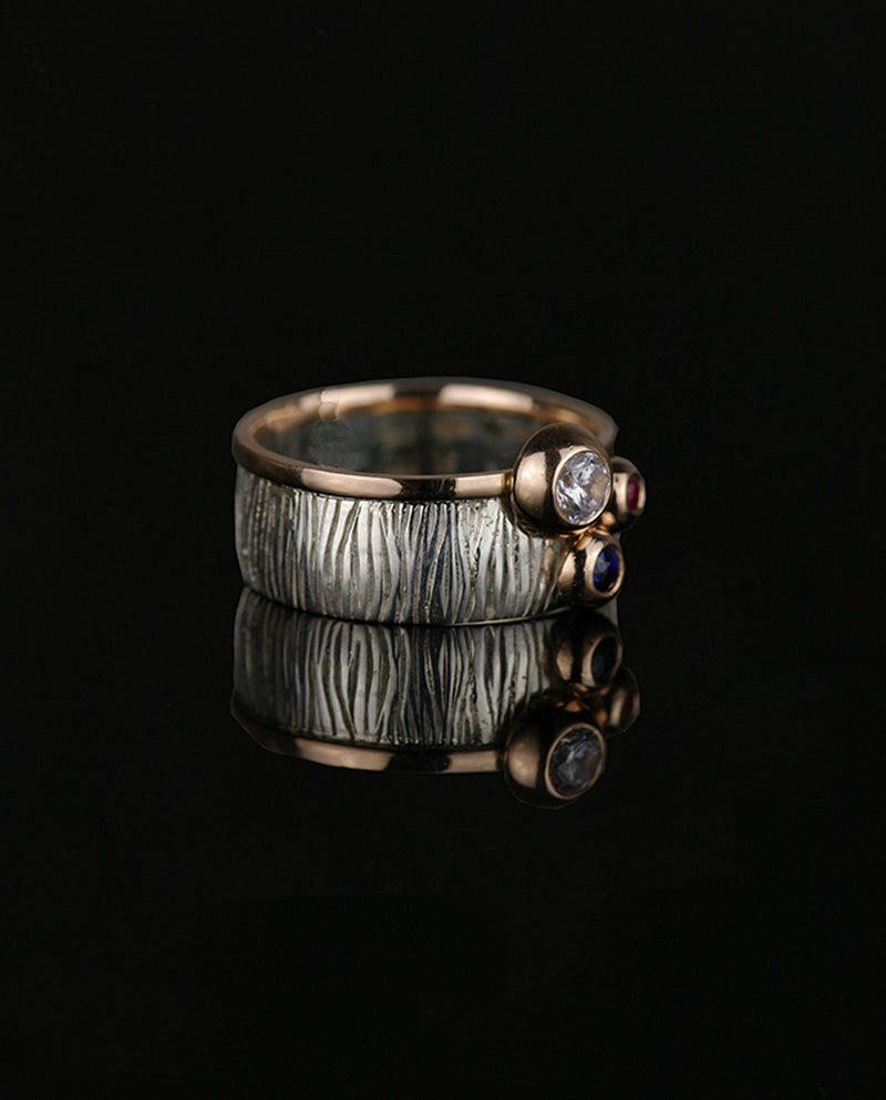 Sidabrinis žiedas su auksu, safyru, rubinu ir cirkoniu "Lietuje"
