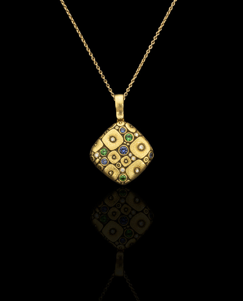 Auksinis pakabukas su deimantais, safyrais ir granatais tsavoritais "Soft Mosaic"