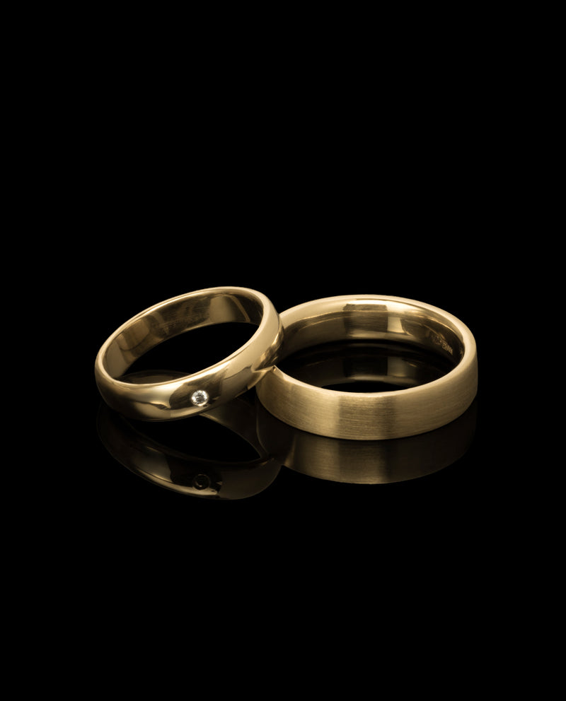 Auksiniai vestuviniai žiedai su deimantu