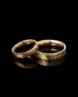 Auksiniai vestuviniai žiedai su faktūra