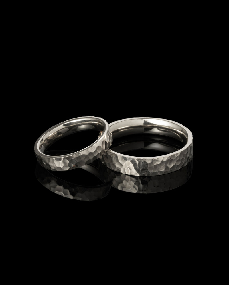 Auksiniai vestuviniai žiedai su faktūra