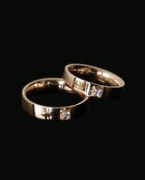 Raudono aukso vestuviniai žiedai su princess-cut deimantais