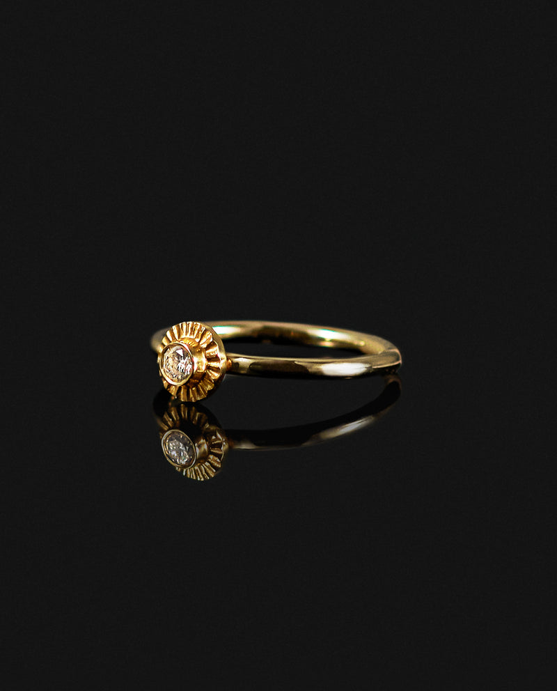 Auksinis žiedas su deimantu "Pienė"