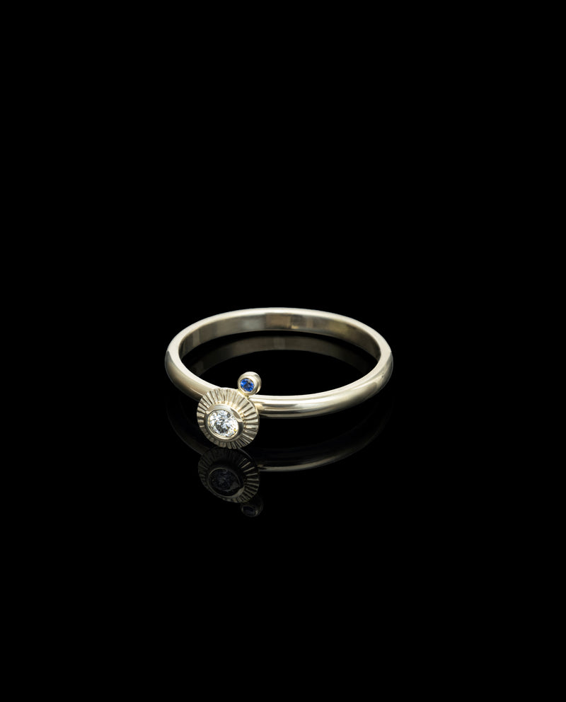 Auksinis žiedas su deimantu ir safyru