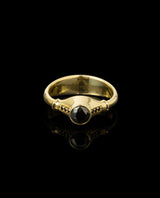 Auksinis žiedas su juodais deimantais
