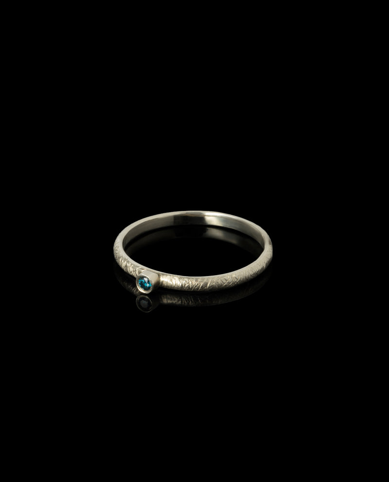 Auksinis žiedas su mėlynu deimantu