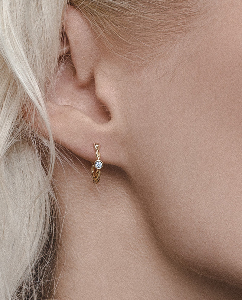 Auksiniai auskarai su laboratorijoje augintais deimantais "Becoming Twisted Hoop Earrings"