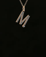 Auksinis pakabukas su labaratorijoje augintais deimantais "Initial M Pendant"