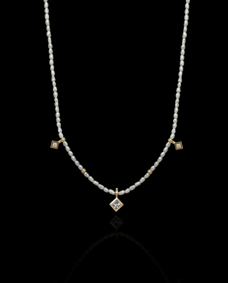 Kaklo papuošalas su perlais, auksu, deimantais ir safyru "Perlų vėrinys".