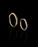 Raudono aukso vestuviniai žiedai su baltais ir juodais deimantais