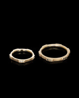 Raudono aukso vestuviniai žiedai su baltais ir juodais deimantais