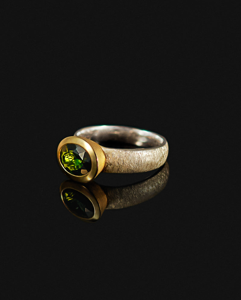 Sidabrinis paauksuotas žiedas su žaliu turmalinu
