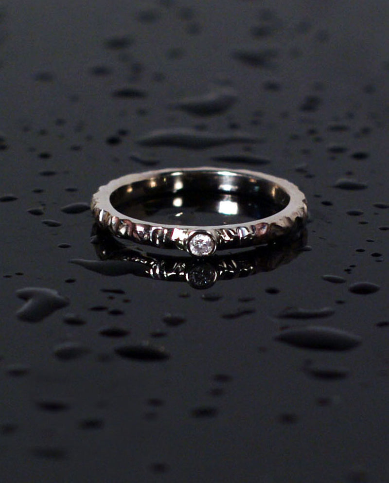 Auksinis žiedas su deimantu "Ji nenešioja žiedų"