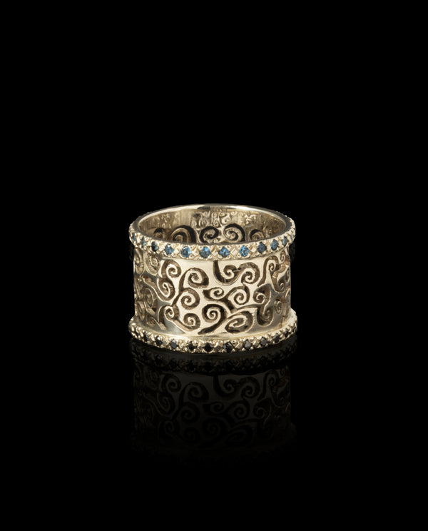 Auksinis žiedas su juodais deimantais ir Londono topazais "Ažūras"