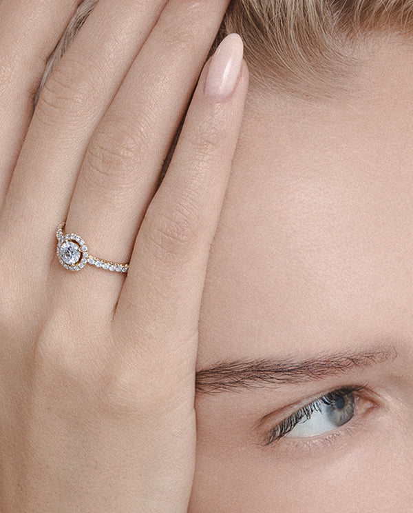 Auksinis žiedas su labaratorijoje augintais deimantais "Tiny Clash Halo Engagement Ring"