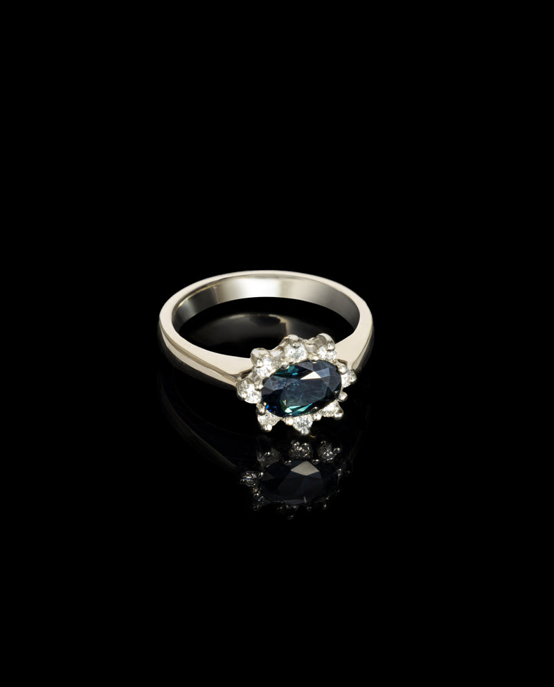 Auksinis žiedas su safyru ir deimantais "Karališka klasika"