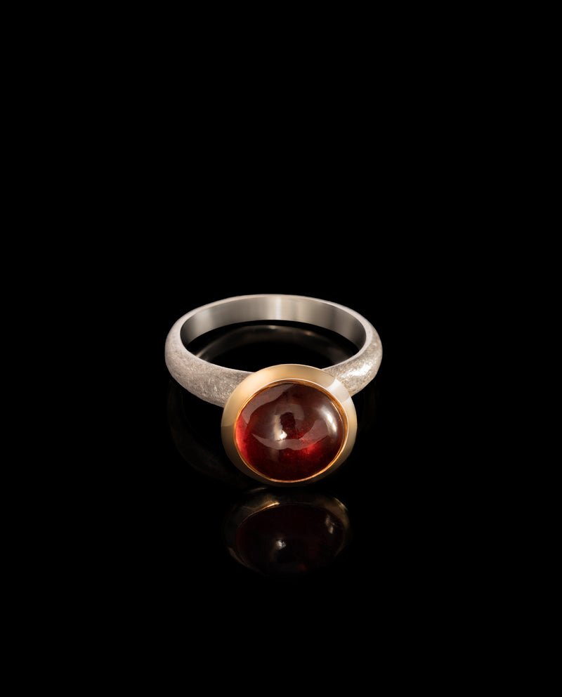 Sidabrinis žiedas su auksu ir granatu "Granato uoga"