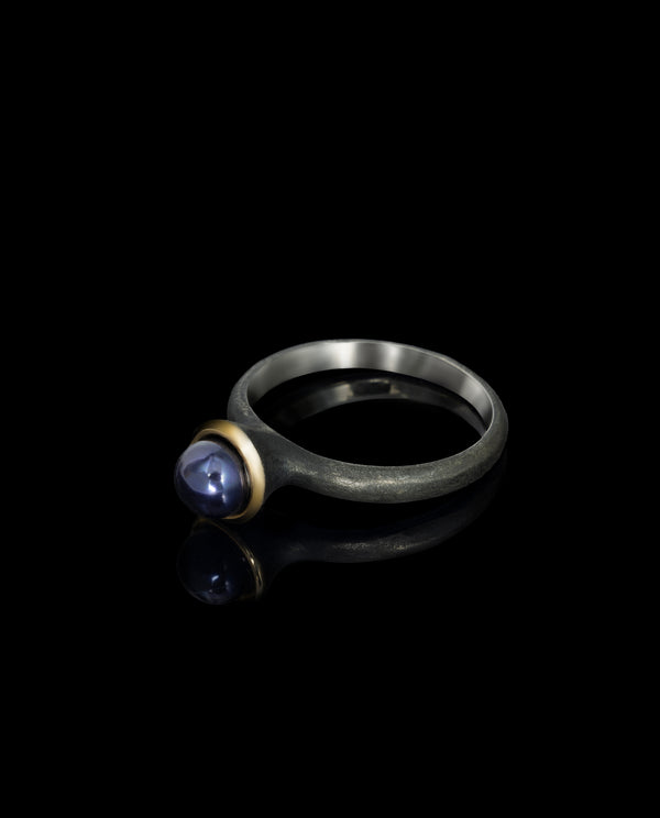 Sidabrinis žiedas su auksu ir perlu "Tamsaus perlo uoga"